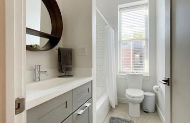 Historic 1900s Townhome with a Modern Flair - Foto 35