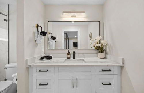 Luxe Pool Home minutes from the beach! - Photo 10