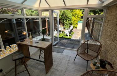 Redwing Retreat Bicester Village - Stylish Retreat Steps from the Shops - 2 Bed House with Garden and Parking - Foto 4