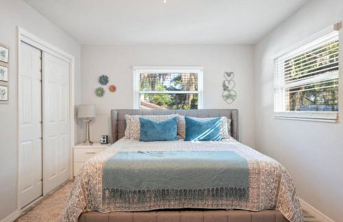 Wood Circle House - Dog Friendly with Fenced in Backyard - Foto 63