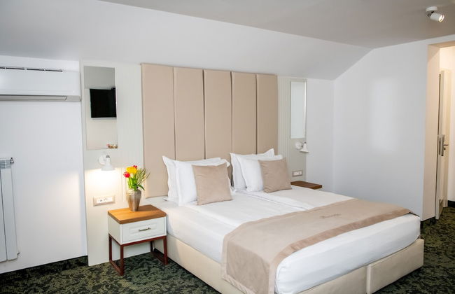 Agora Boutique - Photo 34