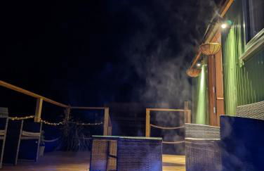 Bespoke luxury huts with hot tubs. Located in the black mountains. - Photo 7