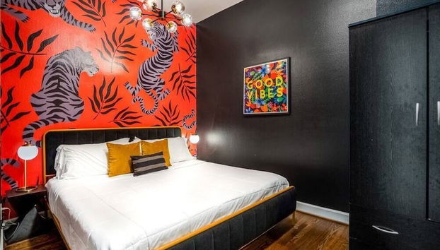 Urban Jungle Retreat in the HTX Skyline - Foto 3, Habitación