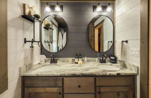 Cozy Chic Retreat Hot Tub, King Beds, Fire Pit - Foto 16