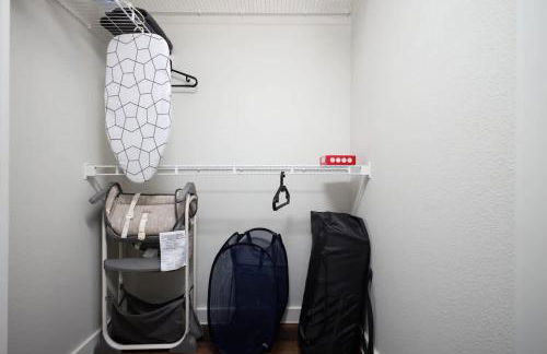 Cozy 2BR w Pool Gym Near Rvrwalk Dome Conv Ctr - Foto 15