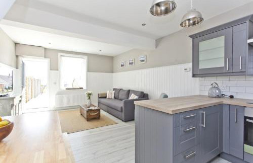 COASTGUARD COTTAGES by BOURNECOAST - A Charming Victorian Holiday Home with SEA VIEWS, HOT TUB and Garden - HB6098 - Foto 5