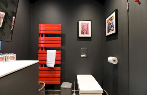 Architect-Designed Luxury Retreat 3BR Chessington - Pass the Keys - Photo 32