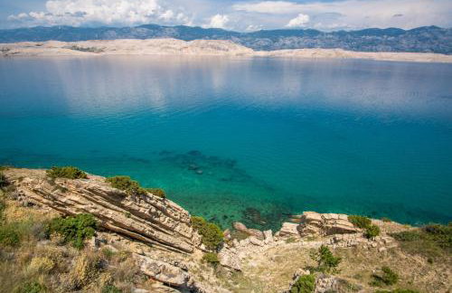 A White Cliffside Studio - Photo 29