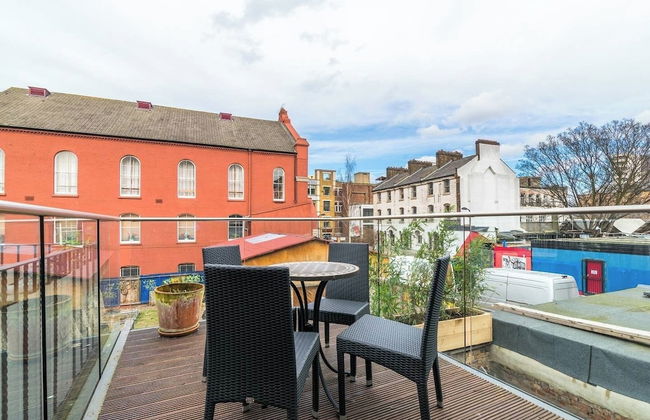Modern 2BR Home in Dalston W/balcony, Fits 4 - Photo 23