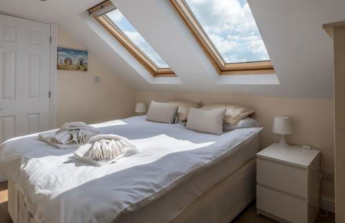 Coastal retreat with stunning sea views - Photo 21