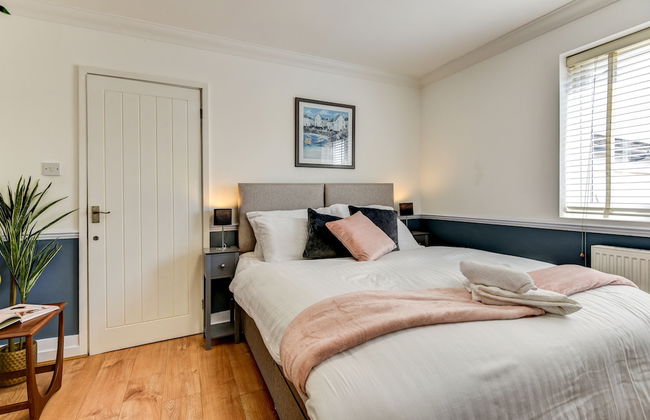 Beautiful 4 Bed House, 3 Minutes to Sea, Sleeps 8 - Foto 10