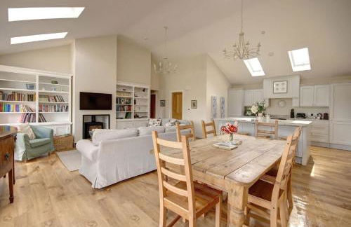 Beautiful Barn Stunning Views Parking & Garden - Photo 2