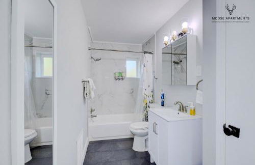 The Moose #5 - Modern Comfy Studio with King Bed, Free Parking & Fast WiFi - Foto 25