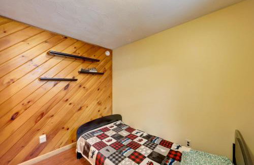 Love Shack Retreat Cabin with Deck and Yard! - Foto 14