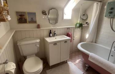 The Pink Cottage upstairs suite & Garden Summer Room - Foto 7