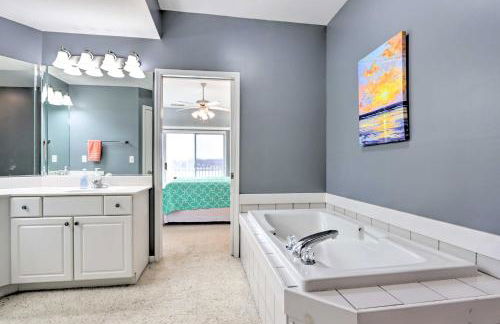 Pool Access Waterfront Lake Ozark Condo with Patio - Foto 19