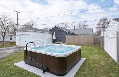 Hot Tub - Game Room - Chic & Spacious - Sleeps 10 - Foto 3