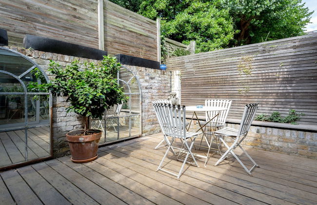 Exquisite Designers Abode - Photo 57