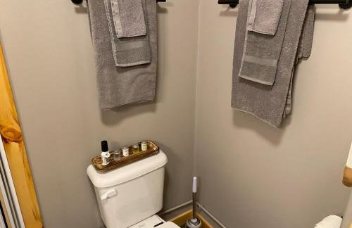 Cabin in the woods with fire pit and porch - Foto 28