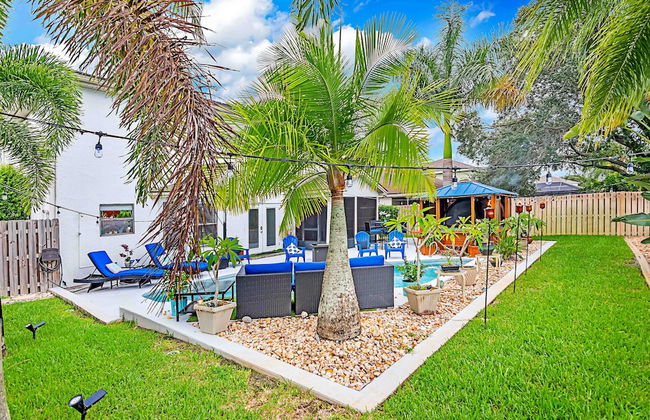 Urban Oasis W/hot Tub, Heated Pool And Private Movie Theater 2 Bedroom Home by RedAwning - Foto 40