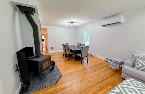 91M Renovated Bethlehem home with hot tub, firepit, large yard, walk to restaurants - Photo 11