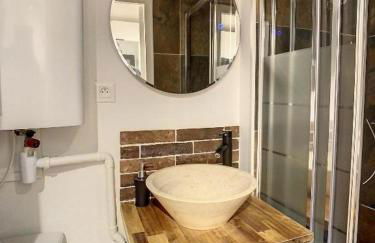 STUDIO HYPER CENTRE SAFARI TOUT ÉQUIPÉ WIFI NETFLIX 2PERS - Foto 6