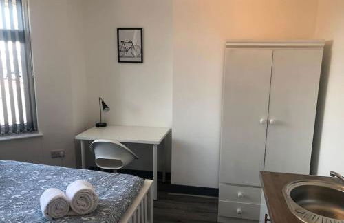 Newly refurbished studio, great location 8 studios - Photo 31