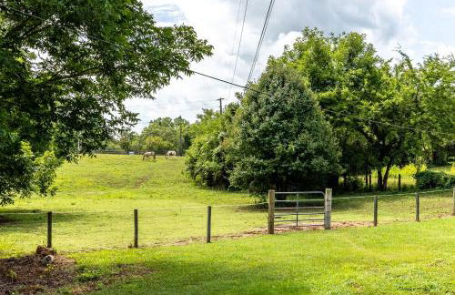 Tranquil Mountain Escape Luxurious 5-Bedroom Farmhouse with Pool - Foto 35