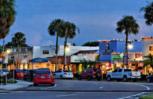 Relaxing 2BR Florida Home Close to Beach - Photo 51