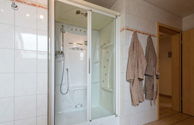 Spacious Retreat by Lake - Photo 24