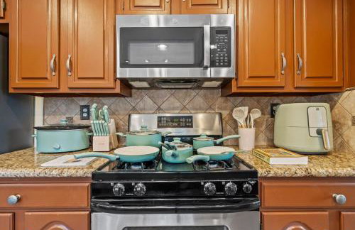 Entire Private Home with 4 Bedrooms, Pool, Hot Tub, King Bed, Garage, Available Now - Foto 14