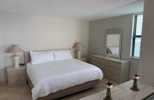 Lover's Key Beach Club by Check-In Vacation Rentals - Photo 8