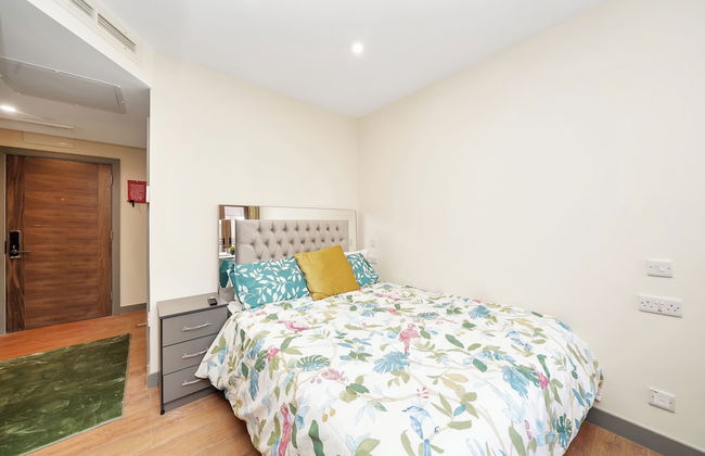 Hotel Apartment in Ilford - Photo 3