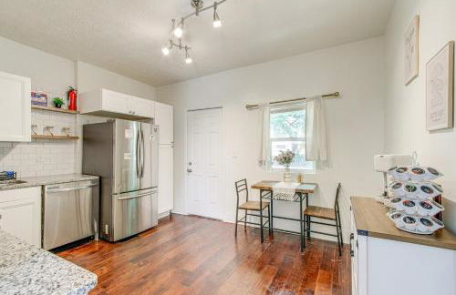 Quiet & Spacious Home Near Downtown - Foto 8