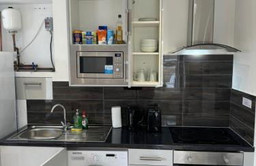 Amanah Properties - Stylish Retreat for Friends & Families Zone 1 Sleeps 5 - Foto 38