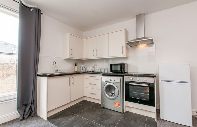 2 Bed Flat in Pedestrianized High Street - Foto 8