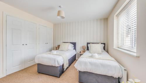 Beautiful Detached House with Driveway Parking, Study Room, Spacious Garden, Smart TVs and Fast Wifi by Yoko Property - Foto 3