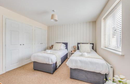 Beautiful Detached House with Driveway Parking, Study Room, Spacious Garden, Smart TVs and Fast Wifi by Yoko Property - Photo 3