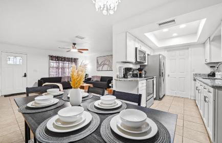 Sunny 3BR Oasis with Water View and Beach Gear Near Siesta - Foto 5