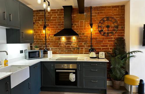 Urban Chic- Stylish Flat in the Heart of St Albans - Photo 5