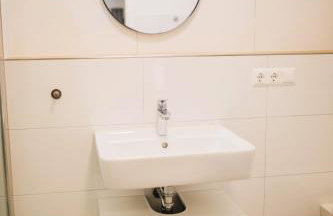 HUGOS Studio Apartment - Photo 13