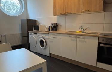 Case Four Boardinghouse mit Parkplatz, Küche, Waschmaschine und Trockner - Photo 4