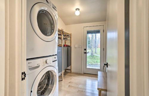 Modern Hideaway with Deck and State Forest Access - Foto 46