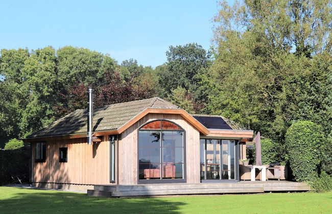 Fantastic Chalet Near Open Waterways, hot tub - Photo 1