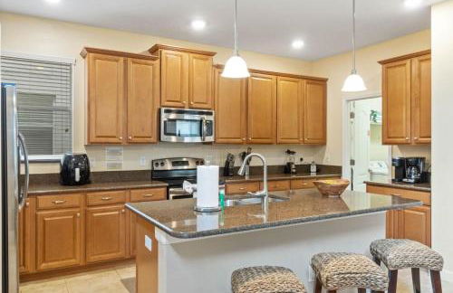 Spacious Vacation Home with Pool & Jacuzzi Near Disney - Foto 9