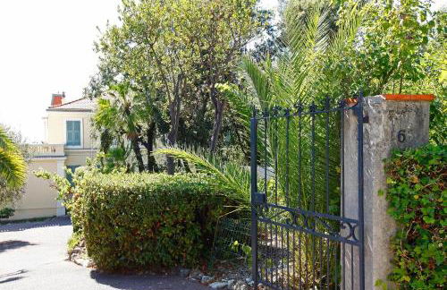 PALMERAIE - Magnifique appartement d'époque avec Vue Mer 4 personnes avec terrasse Le Port Nice - Photo 45