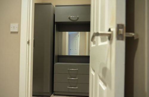 Stylish Flat in Wolverhampton - Short and long Stay with Free Parking - Photo 17