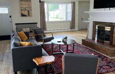 Spacious 4 BR 2BA Home with Bar and Fenced Yard - Foto 8