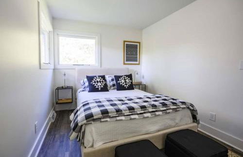 Gorgeous Renovated Home With Large & Private Lot - Foto 21