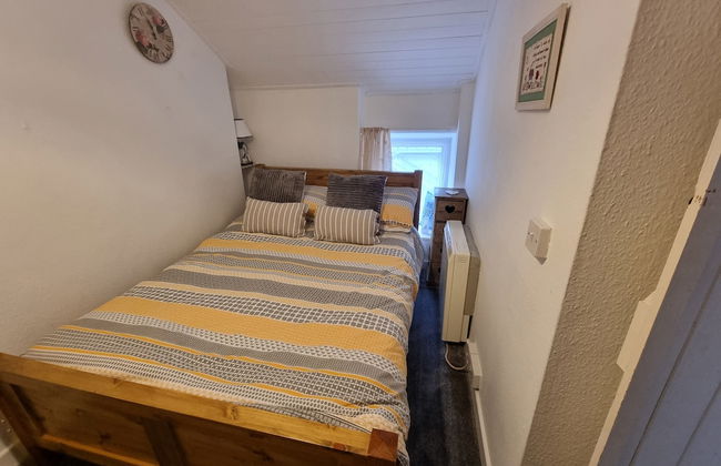 2 Bed House - Sleeps 3 - Garden - Parking - Wifi - Photo 3